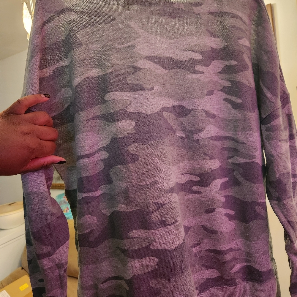 WOMENS LG GRAY AND GREEN CAMP SWEATER
